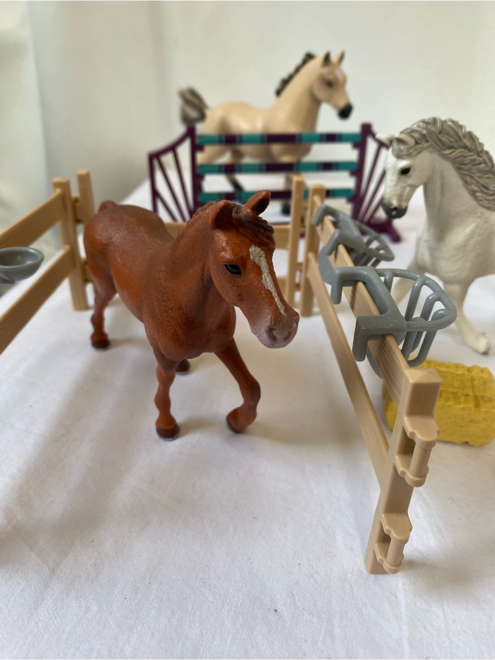 Schleich Set of 3 Horse Figures Plus Jump Bar Pen Grooming Accessories - Picture 7 of 13